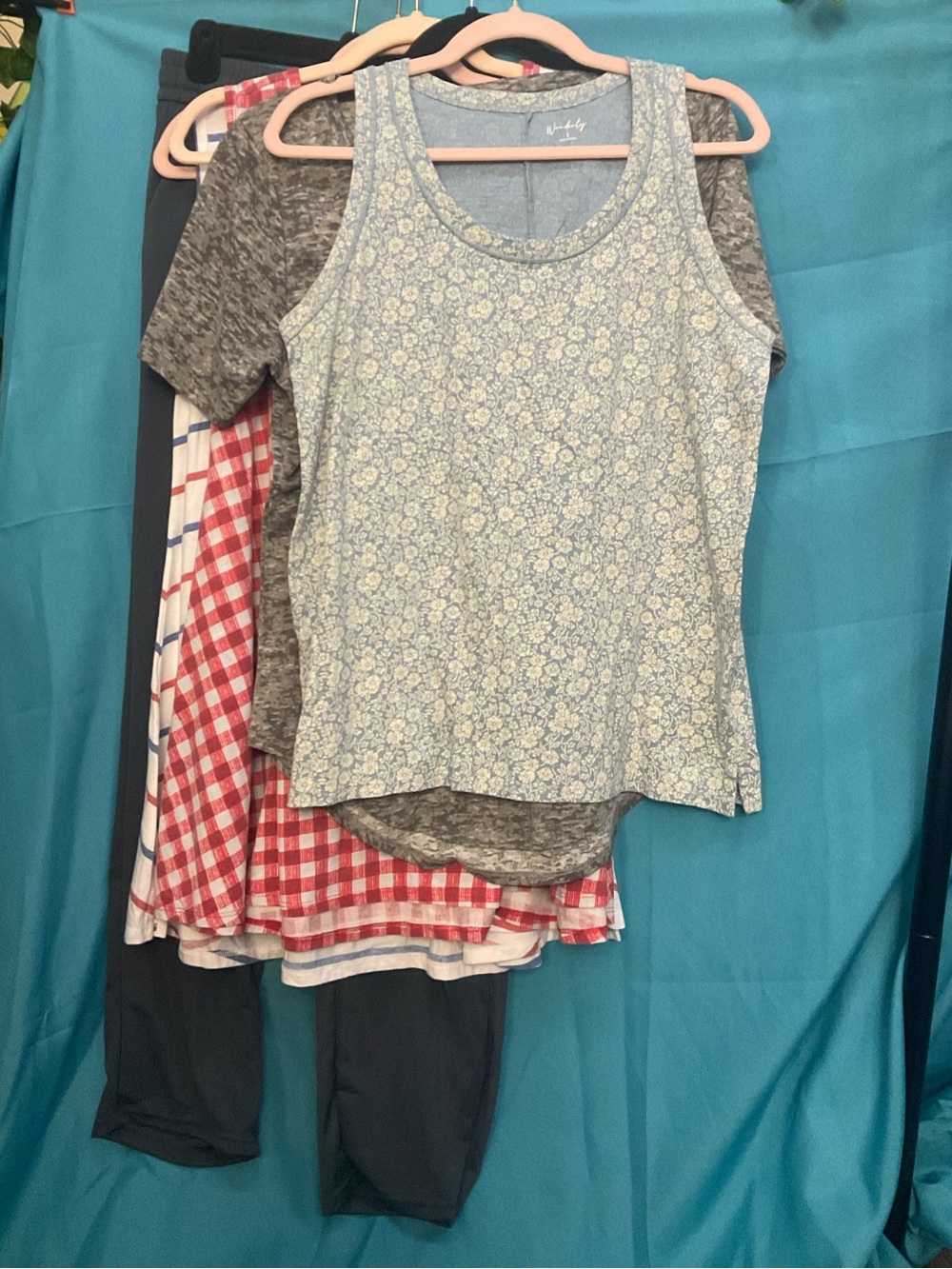 5 Piece Bundle • (1) Track Pants, (3) LuLaRoe Tops & (1) Wonderly Top-Like New